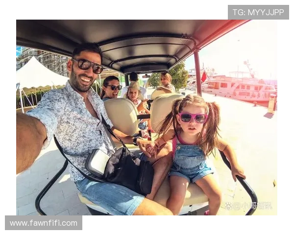 足球巨星与孩子们的温馨时光：家庭、梦想与未来的传承